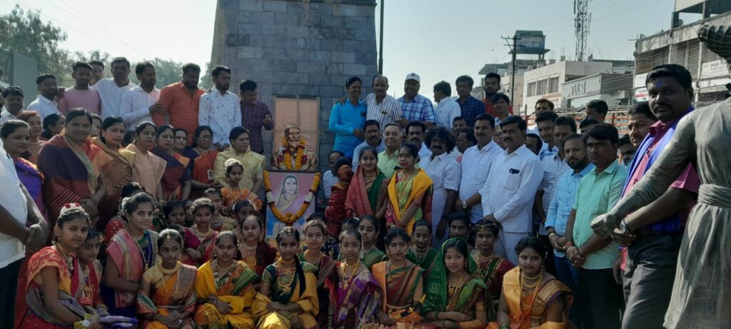 सर्व पक्षीय पदाधिकाऱ्यांकडून जिजाऊ जयंती साजरी