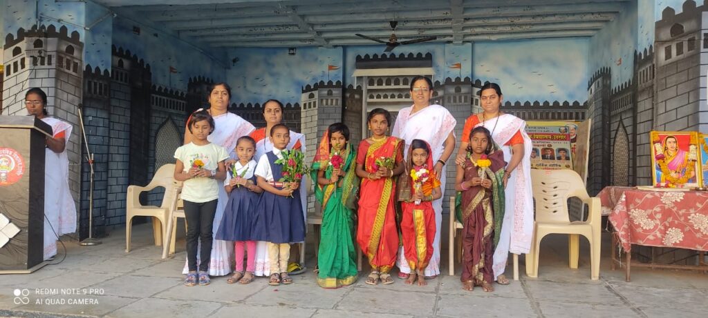 लाल बहादुर शास्त्री प्राथमिक विद्यालयात राजमाता जिजाऊ व स्वामी विवेकानंद यांच्या जयंतीनिमित्त कार्यक्रम संपन्न