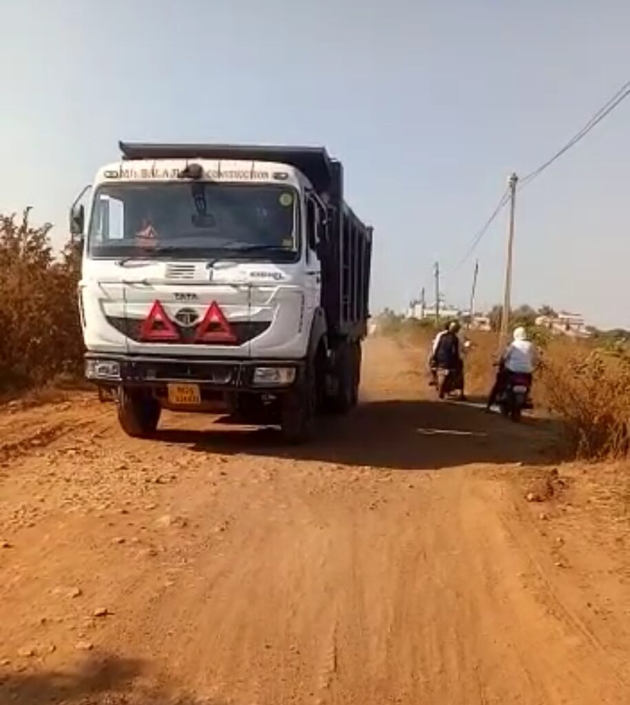 कोराळी जाणारे किंवा कोराळी मार्गे कर्नाटकात जाणाऱ्यांनी डोळ्याला चष्मा आणि चेहऱ्याला रुमाल घेऊन जावे