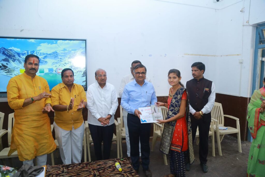 वक्तृत्व स्पर्धेत हावगीस्वामीच्या सविता मलकापुरे यांना दुसरे पारितोषिक