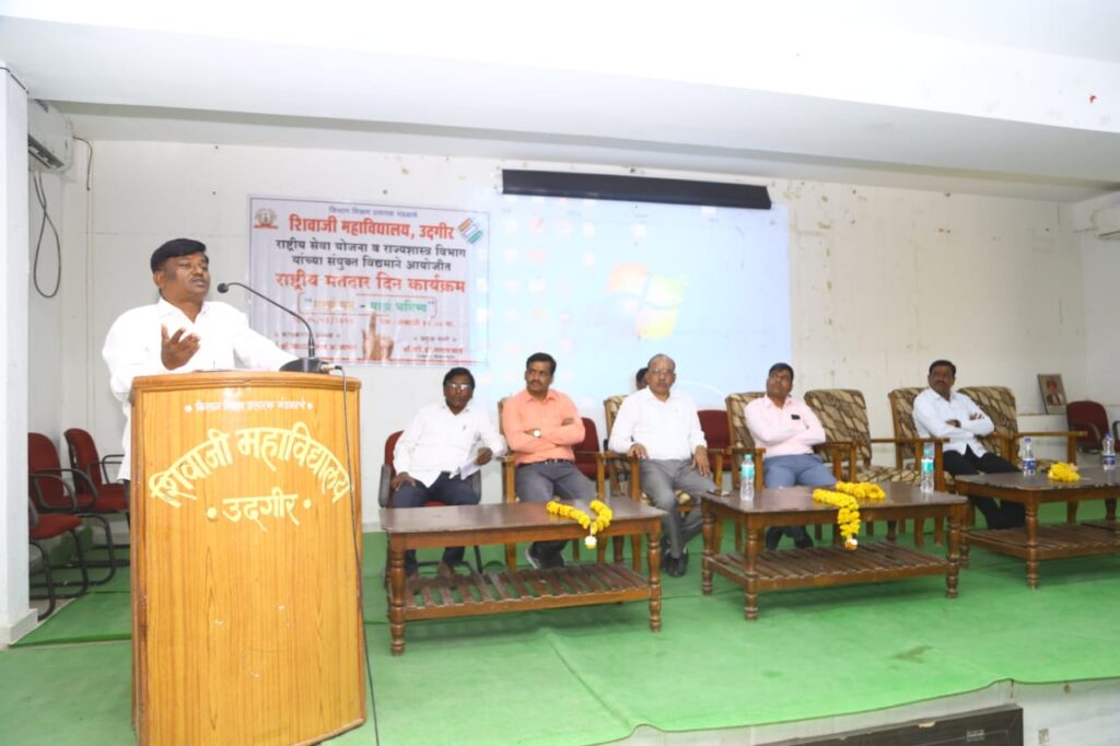 भारतीय लोकशाहीच्या सक्षमीकरणासाठी तरुणांनी मतदान करावे - डॉ व्ही डी गायकवाड