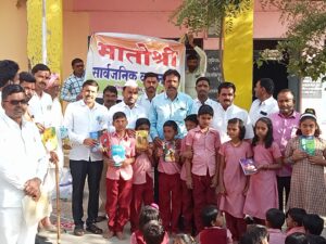 मातोश्री सार्वजनिक वाचनालय, तिवटग्याळ येथे प्रजासत्ताक दिन व बाळासाहेब ठाकरे यांच्या जयंतीनिमित्त जि. प. प्राथमिक शाळेत शैक्षणिक साहित्य वाटप