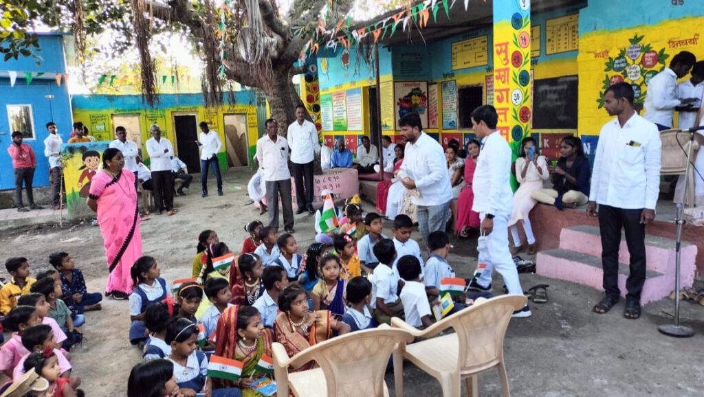 प्रा सिद्धेश्वर पटणे यांच्या वाढदिवसाच्या निमित्ताने गुरधाळ ग्रामपंचायतचे वतीने शैक्षणिक साहित्य व खाऊ वाटप