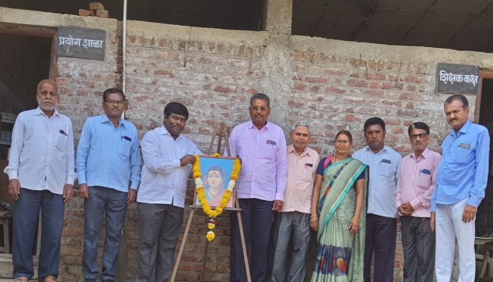 सावित्रीबाई फुले यांच्या विचाराची घराघरात पुजा केली पाहिजे - दलितमित्र बालासाहेब शिंदे