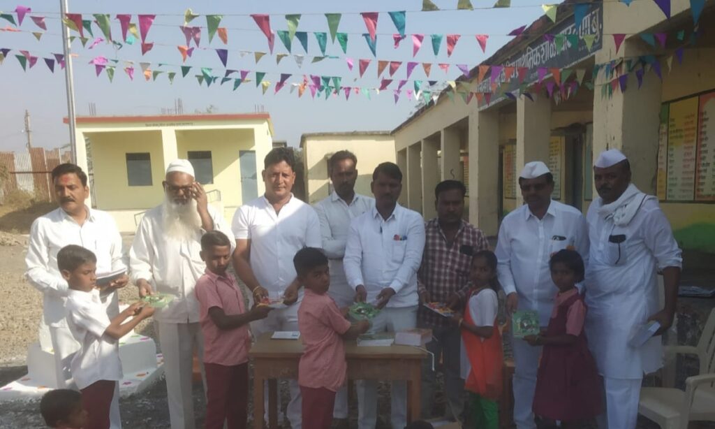 केंद्रीय प्राथमिक शाळेत बक्षीस वितरण