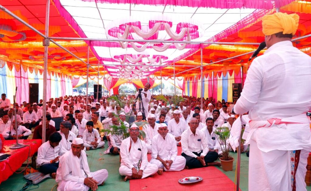 केंद्रेवाडीत मातापित्यांचा पुत्रांकडून सन्मान