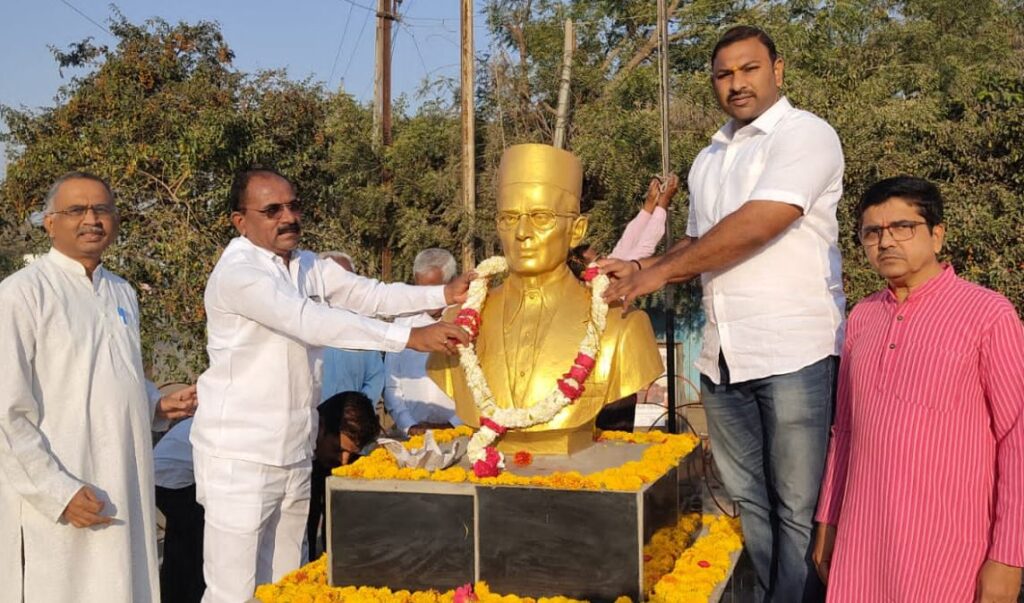 स्वातंत्र्यवीर सावरकर यांच्या सत्तावन्नाव्या पुण्यतिथीनिमित्त ध्वजारोहन