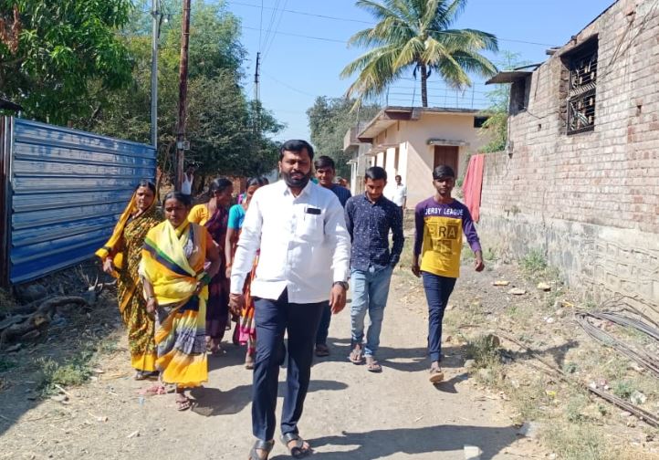 अवैध दारू विक्रीच्या विरोधात कुमठा येथे रणरागिणींचा उग्र अवतार!!