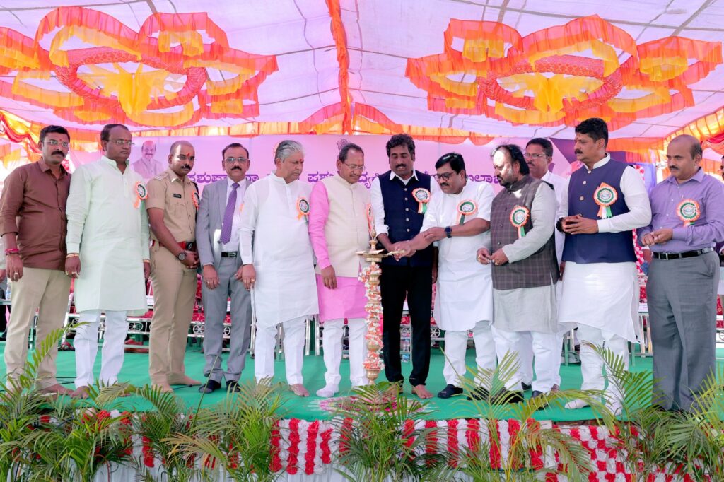 बिदर येथे पशू वैद्यकीय संजिवनी रुग्णावाहीनी‌ वाटप कॅबिनेट मंत्री ना. ‌प्रभू‌ चव्हाण