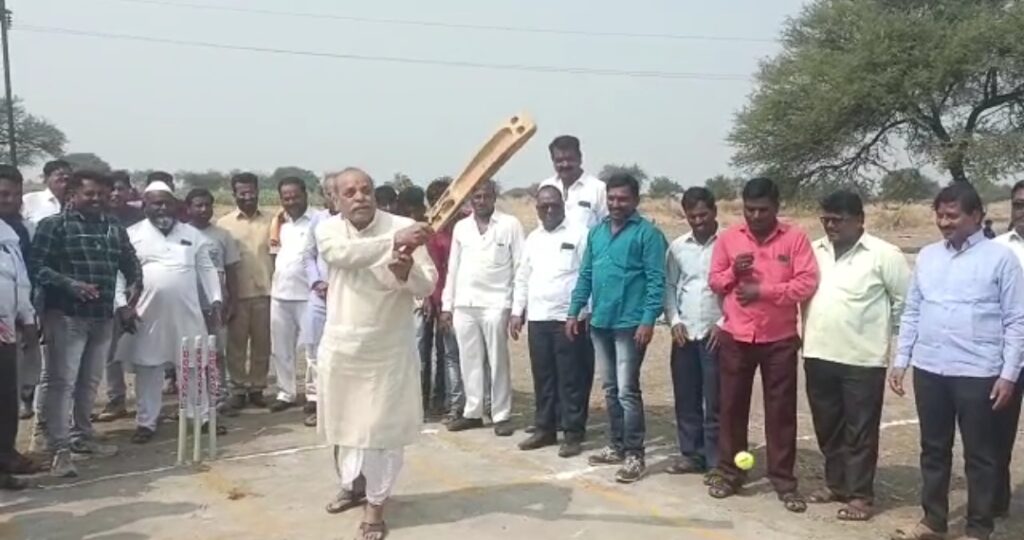 वलांडी येथे माजी आमदार धर्माजी सोनकवडे यांच्या फलंदाजीने खुल्या टेनिस बाॅल क्रिकेट स्पर्धेचा शुभारंभ