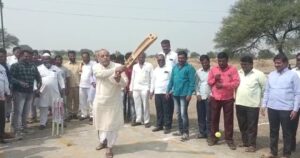 वलांडी येथे माजी आमदार धर्माजी सोनकवडे यांच्या फलंदाजीने खुल्या टेनिस बाॅल क्रिकेट स्पर्धेचा शुभारंभ