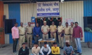 तलवारीने केक कापून वाढदिवसाचे सेलिब्रेशन, बर्थडे बॉय सह 7 जनाविरुद्ध गुन्हा दाखल