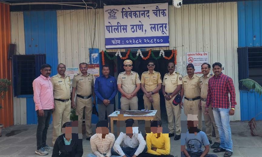 तलवारीने केक कापून वाढदिवसाचे सेलिब्रेशन, बर्थडे बॉय सह 7 जनाविरुद्ध गुन्हा दाखल