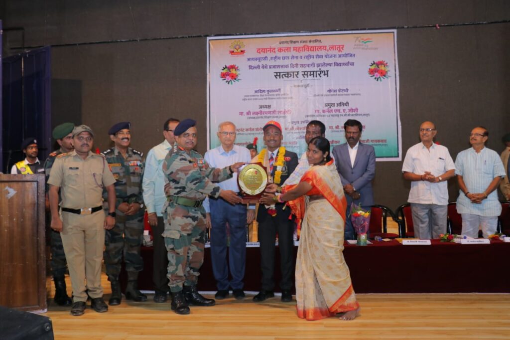 दिल्ली येथील प्रजासत्ताक दिन संचलनात सहभागी योगेश पोटभरे यांचा दयानंद शिक्षण संस्थेच्या वतीने सत्कार संपन्न