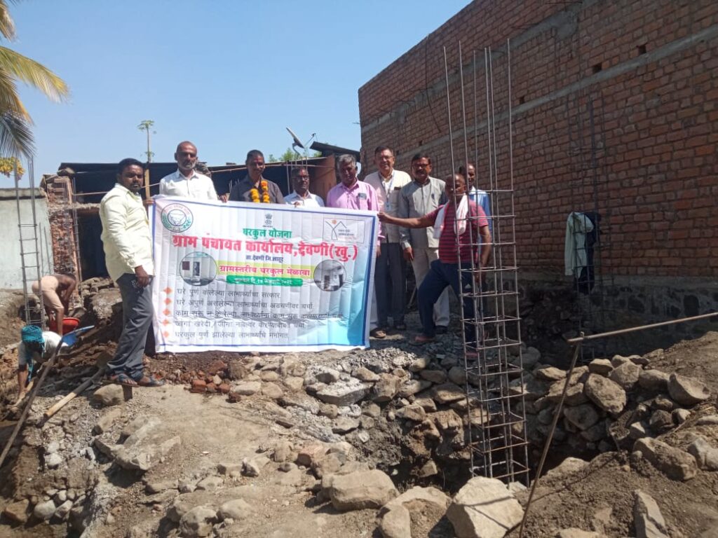 देवणी खुर्द येथे रमाई घरकुल पंतप्रधान आवास योजनेंतर्गत योजना लाभार्थींना भेट