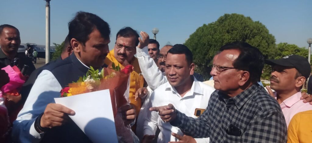 कृषि व रेल्वे विभागाच्या जागा हस्तांतरित करा; मजविपचे फडणवीसांना साकडे