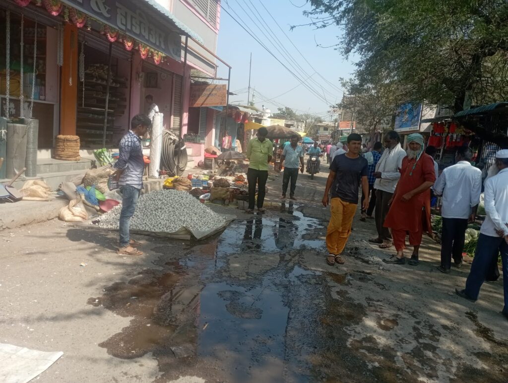 वाढवण्याचा ग्रामसेवक ग्रामपंचायत कार्यालयात येत नसल्यामुळे गावात अनेक समस्या