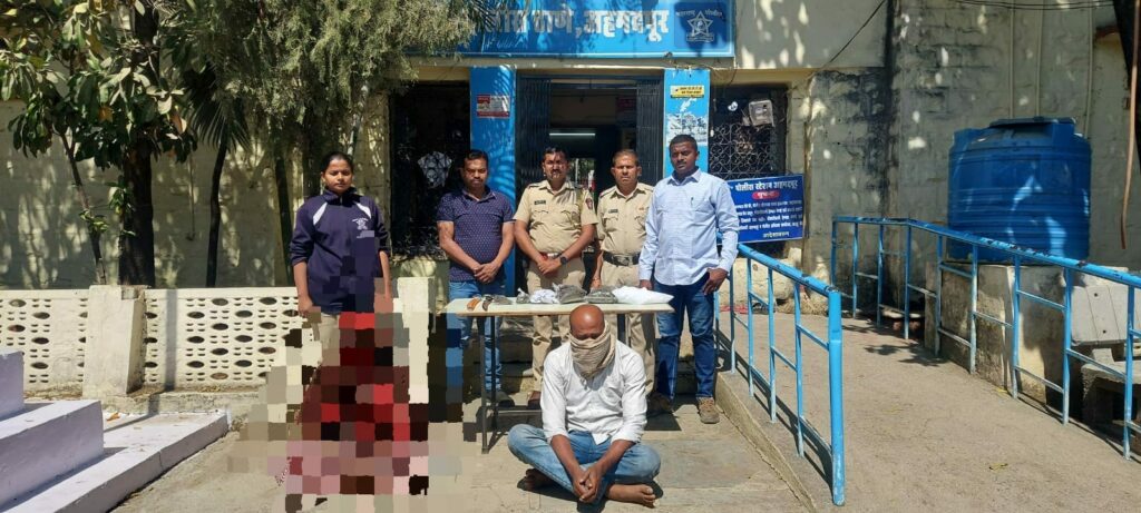 आय पी एस निकेतन कदम यांची छापेमारी,01लाख 42 हजार रुपयाचा गांजा व एक तलवार जप्त