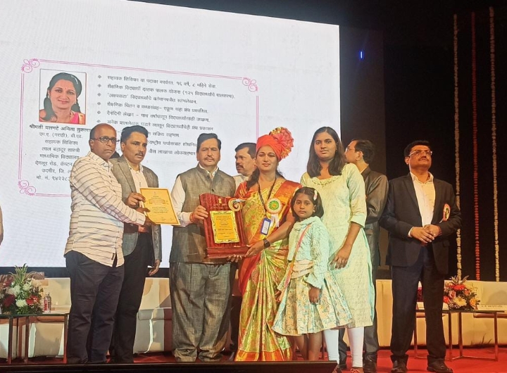अनिता येलमटे यांना महाराष्ट्र शासनाचा क्रांतीज्योती सावित्रीमाई फुले राज्य शिक्षक गुणगौरव पुरस्कार प्राप्त