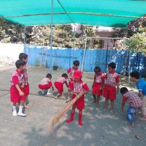 महात्मा पब्लिक स्कूलमध्ये राष्ट्रसंत गाडगेबाबा यांची जयंतीनिमित्त विद्यार्थ्यांनी राबवली स्वच्छता मोहीम