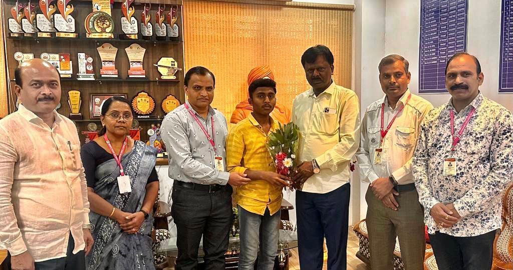 दयानंदच्या मेघराज शेवाळे याची राष्ट्रीय युवा संसद 2023 साठी निवड