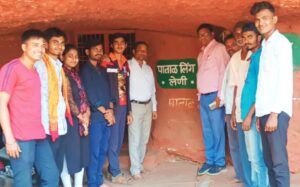 हत्तीबेट येथील बंद असलेली लेणी स्वामी विवेकानंद महाविद्यालयातील रासेयोच्या स्वयंसेवकांनी साफ सफाई केली