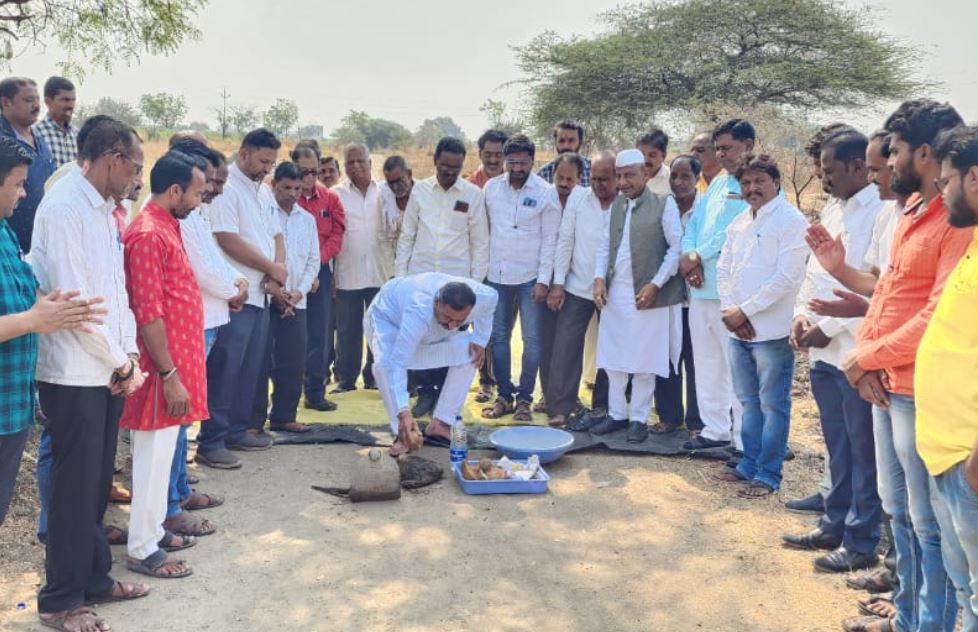 १ किलोमीटरच्या पाणंद रस्ता कामाचे भूमिपूजन! आमदार बाबासाहेब पाटील साहेब यांच्या हस्ते संपन्न