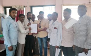 बोरोळ येथील पालकांचे गटविकास अधिका-यांना निवेदन