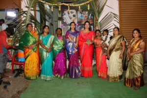 महिलांनी आर्थिक स्वावलंबनासाठी उद्योगाकडे वळावे - सौ.दिपाली औटे