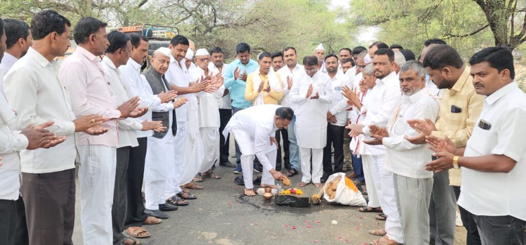 १९ किमी १ कोटी ८० लक्ष रुपयांच्या रस्ता कामाचे आमदार बाबासाहेब पाटील यांच्या हस्ते भुमिपुजन