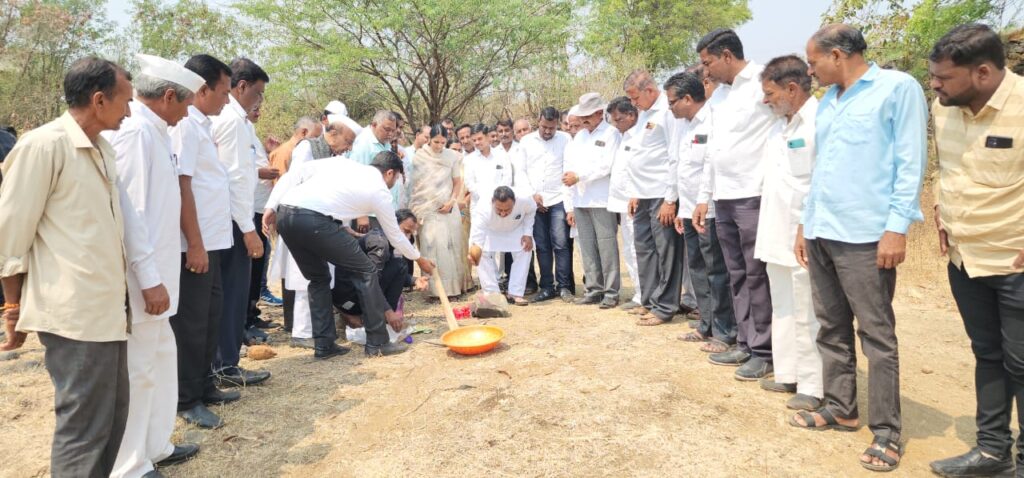 १ कोटी ५६ लाख रुपयांच्या तलाव दुरुस्ती कामाचे आमदार बाबासाहेब पाटील यांच्या हस्ते भुमिपुजन