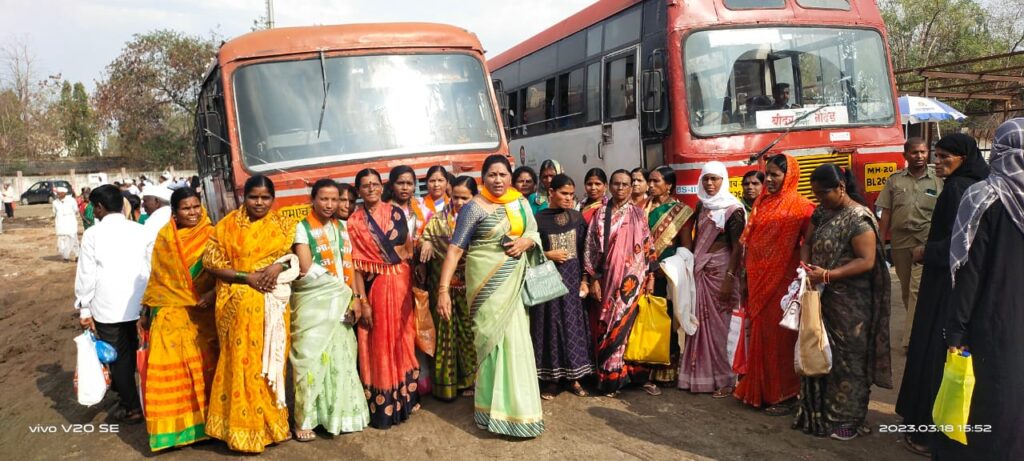 भाजपा महिला आघाडीच्या वतीने बस प्रवासात 50 टक्के सूट दिल्याबद्दल आनंद उत्सव
