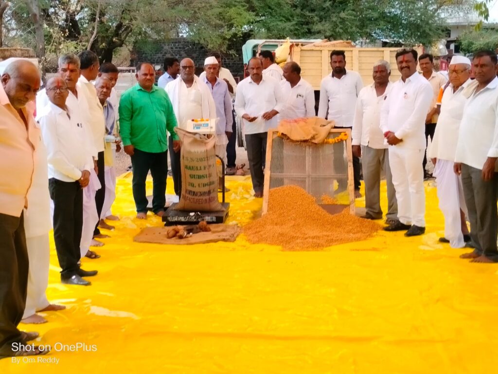 गुडसूर येथे हरभरा हमीभाव खरेदी केंद्राचे उद्घाटन