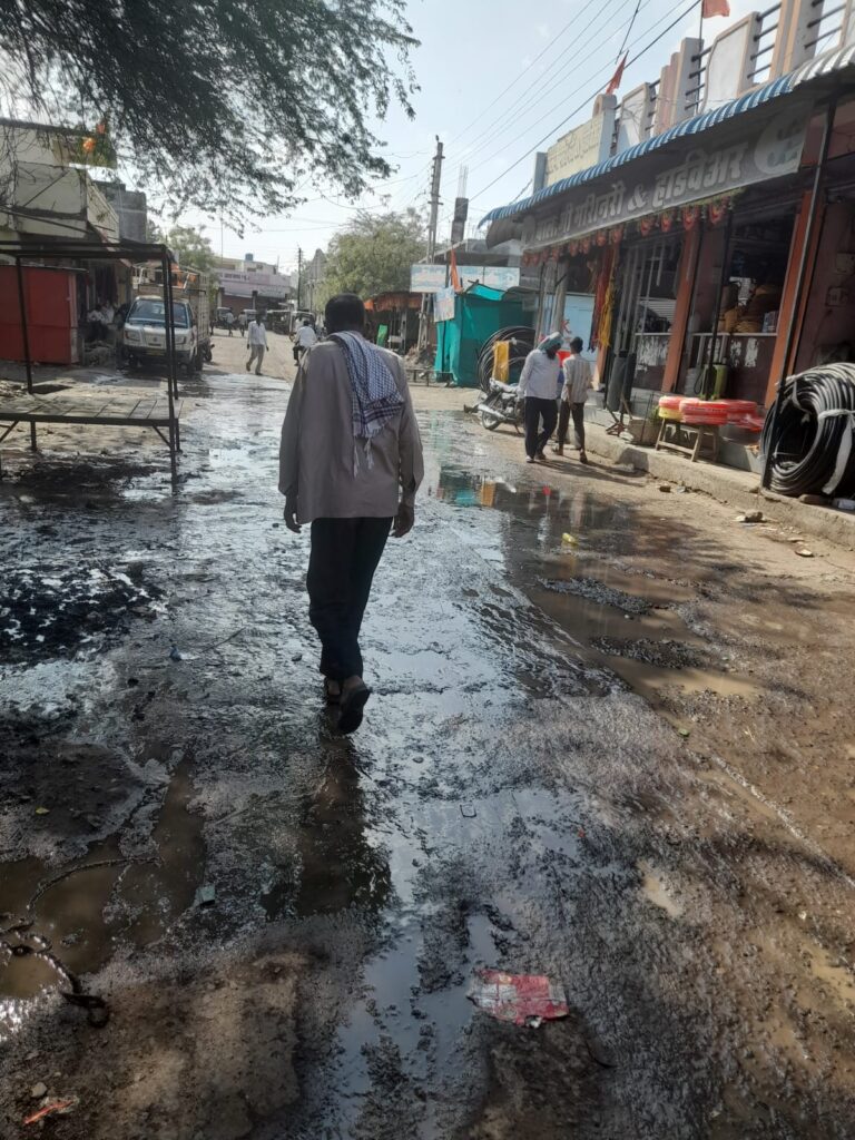 ग्रामपंचायत ने गटारातील गाळ नाही काढल्यामुळे दुर्गधित घाण पाणी रस्त्यावर