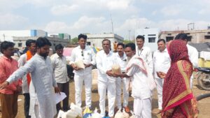 लाल बहादूर शास्त्री प्राथमिक शाळेच्या वतीने एक मुष्ठी धान्य उपक्रम संपन्न