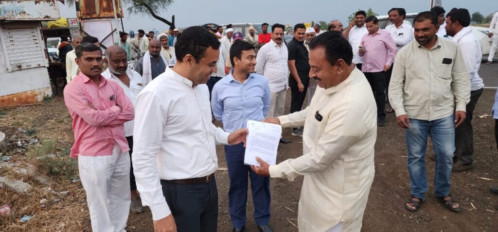 नुकसान भरपाई मिळावी यासाठी आ.बाबासाहेब पाटील यांचे पालकमंत्री गिरीश महाजन यांना निवेदन