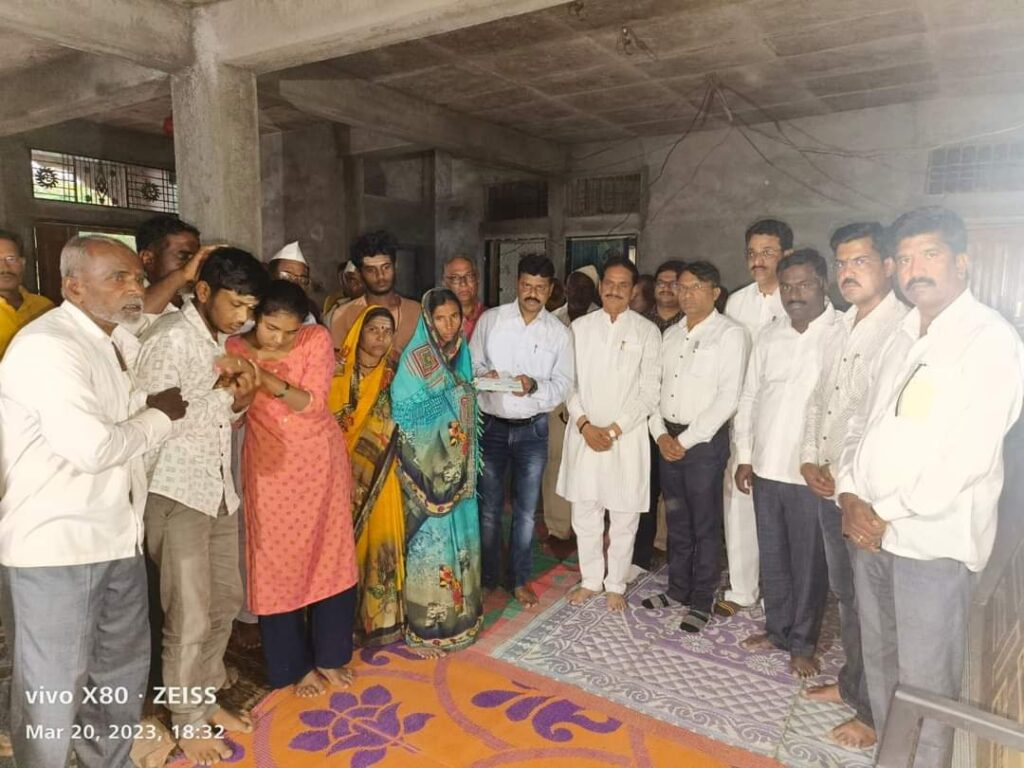 विज पडुन मृत्यु झालेल्या शेतक-यांच्या कुटुंबीयां मदत