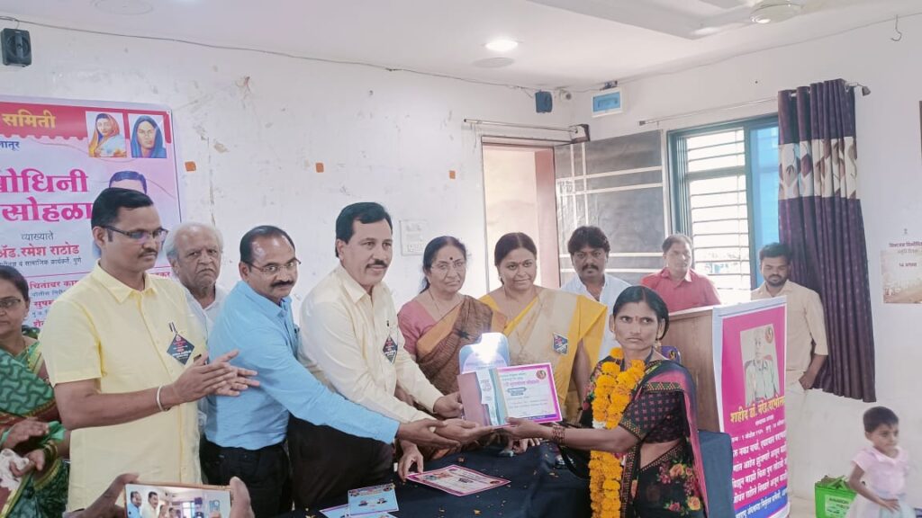 नागझरीच्या कविता उगीले यांना समाज प्रभोधणी गुणगौरव पुरस्कार