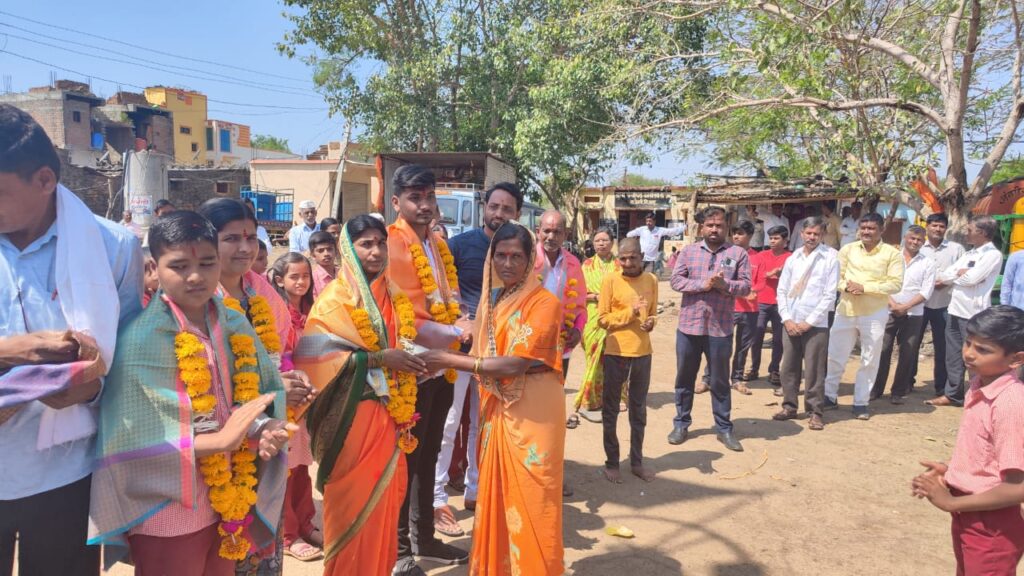 लासोना जिल्हा परिषद प्राथमिक शाळेचा विद्यार्थी विमानात बसून सहलीला जाणार