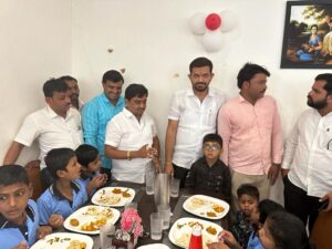 गुढीपाडव्यानिमित्त मुक बधीरांना अन्नदान करून वाढदिवस साजरा
