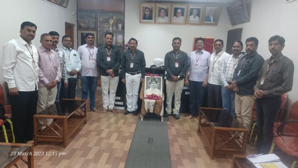शहीद दिनानिमित्त महात्मा फुले महाविद्यालयात शहिदांना अभिवादन