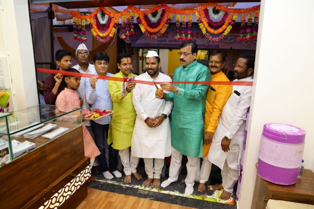 आ. रमेशआप्पा कराड यांच्या हस्ते लक्ष्मी नरसिंह ज्वेलर्सचा शुभारंभ