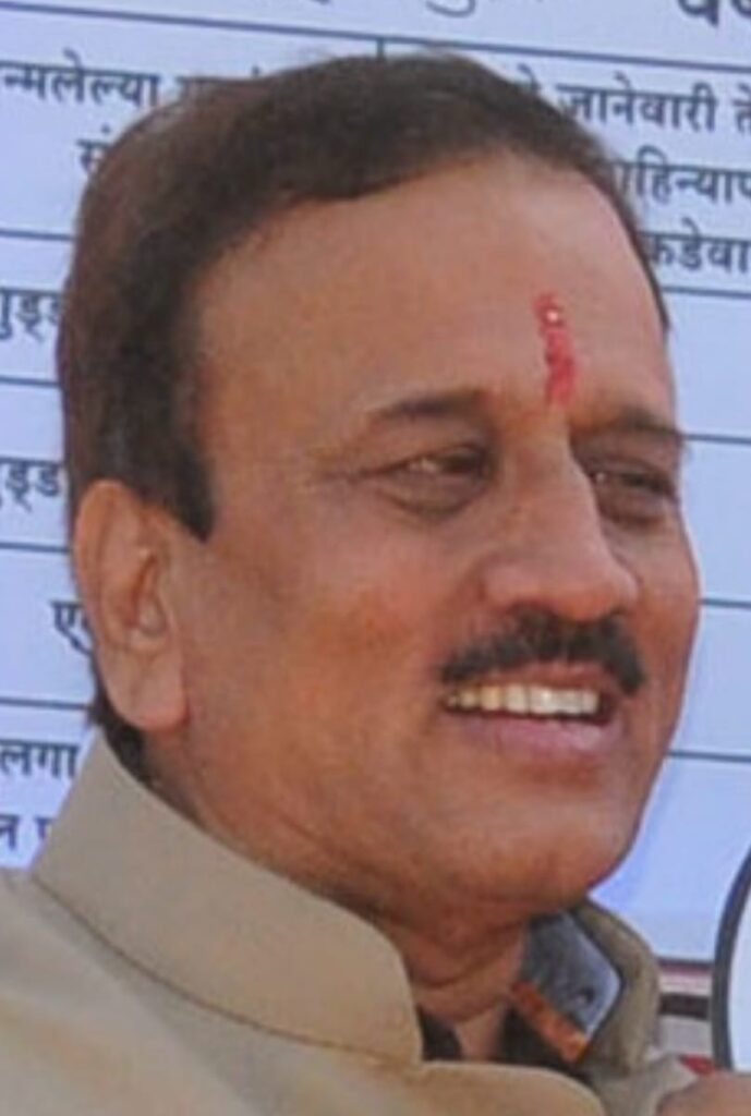 जळकोट तालुक्यातील उमरगा (रेतू) पाटी जवळ अपघात 2 मयत, 3 व्यक्ती गंभीर ; पालकमंत्री गिरीश महाजन यांनी केली जखमीची विचारपूस
