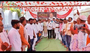 खा.राहुल गांधी यांच्या निलंबनाच्या विरोधात अहमदपूर काँग्रेस कमिटीतर्फे धरणे आंदोलन