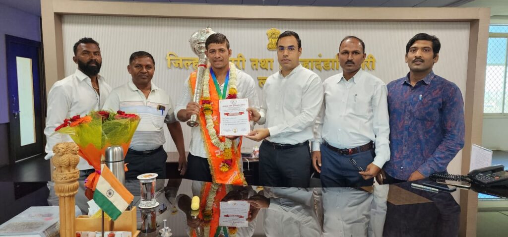 लातूर जिल्हा क्रीडा संकुलातील कुस्तीपटू बनला ‘कुमार महाराष्ट्र केसरी’ कुस्तीपटू सोनबा लवटे याला मानाची चांदीची गदा