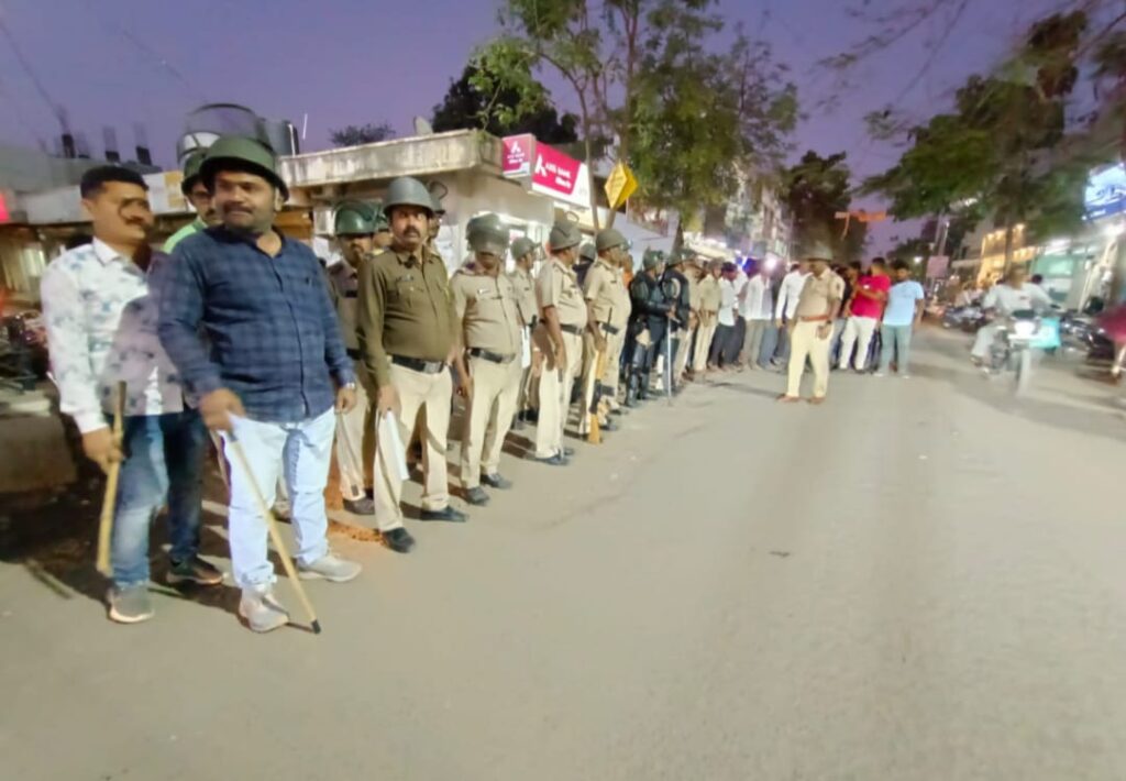 आगामी सण-उत्सवच्या अनुषंगाने लातूर पोलिसांचे मध्यरात्री कोंबिंग ऑपरेशन