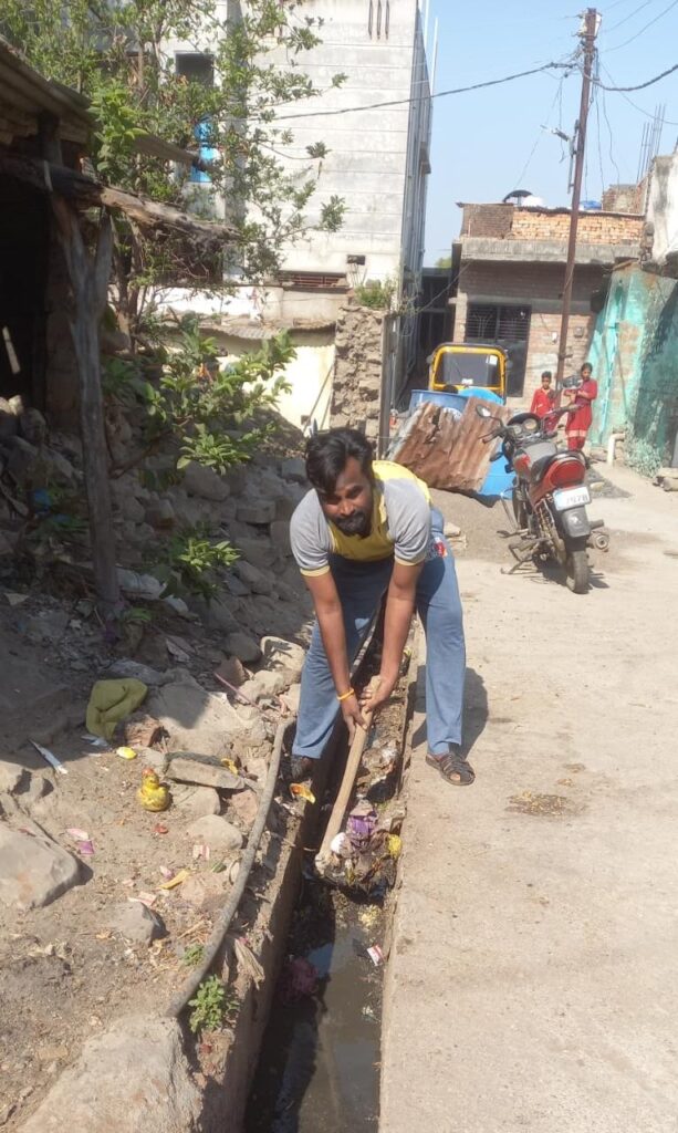 न.प.ला कंटाळून, शिवसेना उप शहर प्रमुखाने स्वच्छ केली नाली!