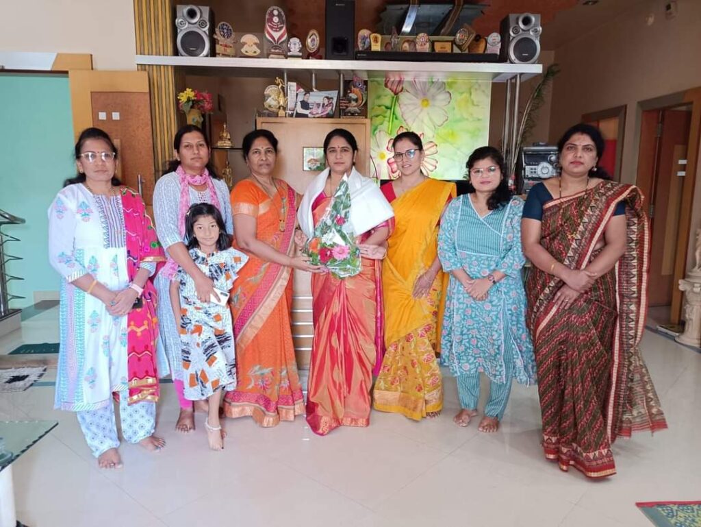 रमाई ग्रुपच्या वतीने उषा कांबळे यांचा सत्कार