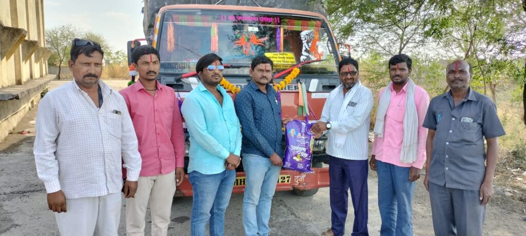 शासकीय धान्य गोदाम देवणी येथून रास्त भाव दुकानदारास आनंदाचा शिधा वाटपास प्रारंभ