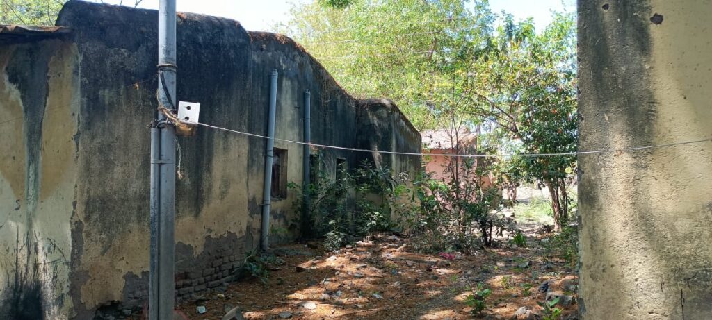 अहमदपूर ची पोलीस वसाहत बनली जीवघेणी ; कुटुंबासह जिव धोक्यात